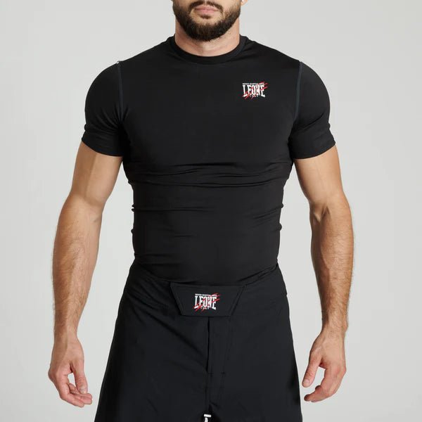 Vue de face du rashguard Leone 1947 Primal Instinct noir en tissu de compression