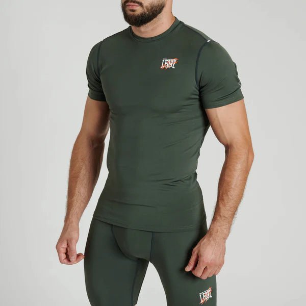 Vista frontal do rashguard Leone 1947 Primal Instinct verde de alto peso