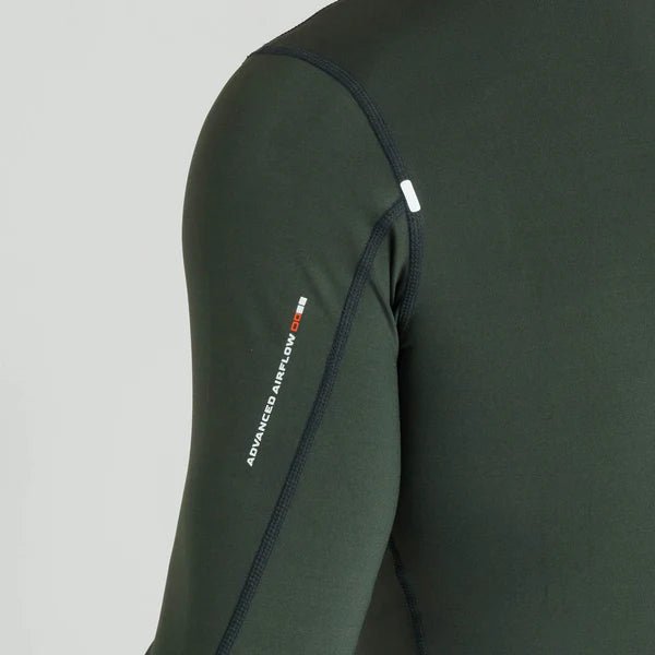 Technical detail of the long sleeve on the Leone military green rashguard