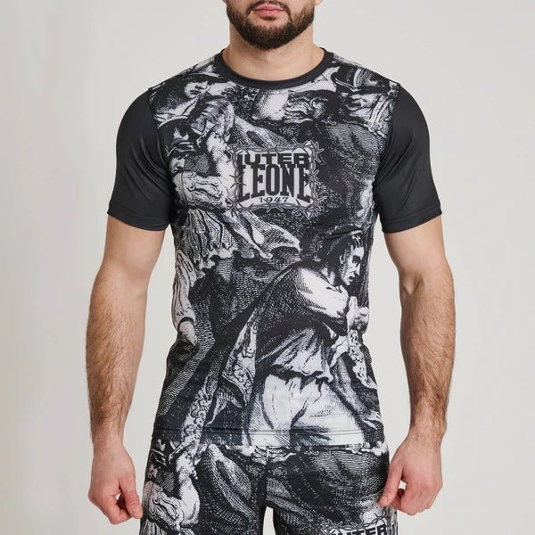 Rashguard LEONE x IUTER taggtråd framifrån på modell för MMA-träning och grappling