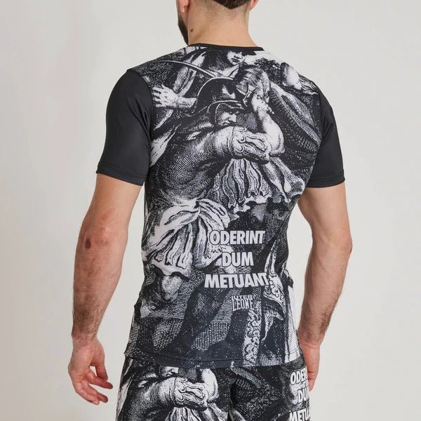 Bakifrån av LEONE x IUTER rashguard med den latinska skriften Oderint Dum Metuant