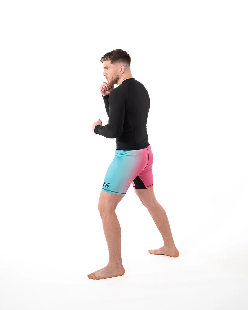 Detail prodyšných vsadek na bocích a plochých švů Miami Vibe rashguard