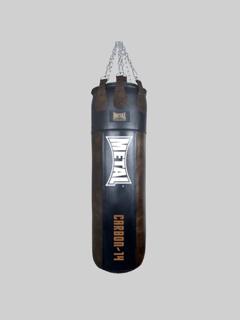 Vooraanzicht van vintage Metal Boxe Monster Carbon 14 zwart en bruin buffelleer bokszak