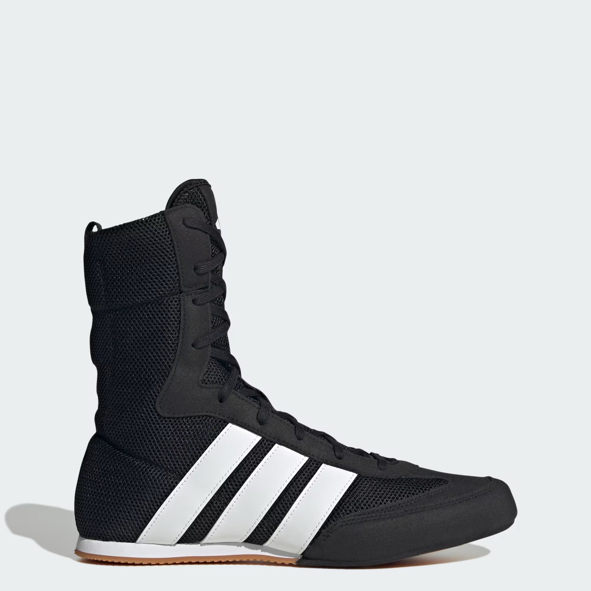 Scarpe da boxe Adidas Box Hog Classic colore nero con le tre strisce bianche.
