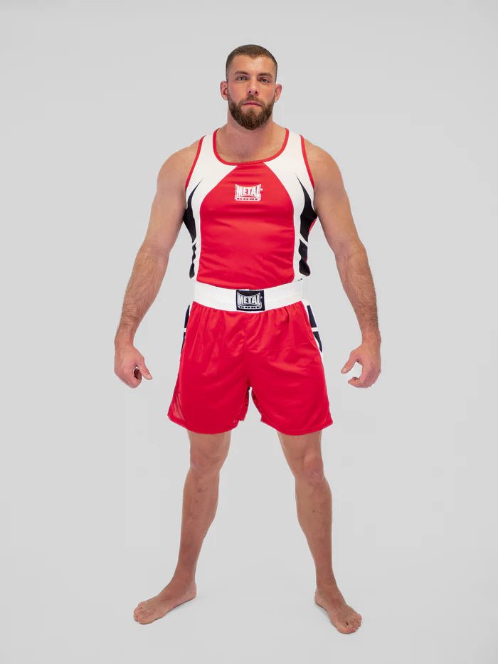 Framifrån boxningstävlingsset Metal Boxe rött linne och shorts