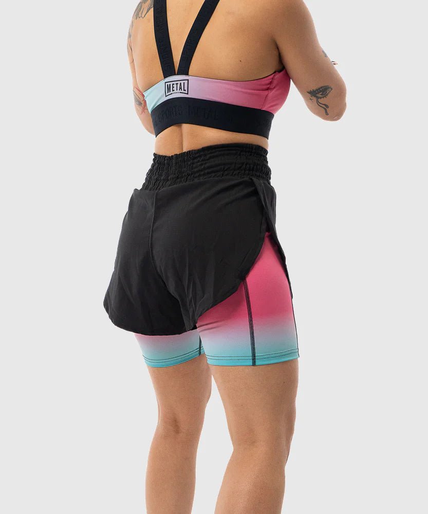 Achteraanzicht van de Metal Sports sportshort voor dames, ideaal voor hardlopen en de sportschool.