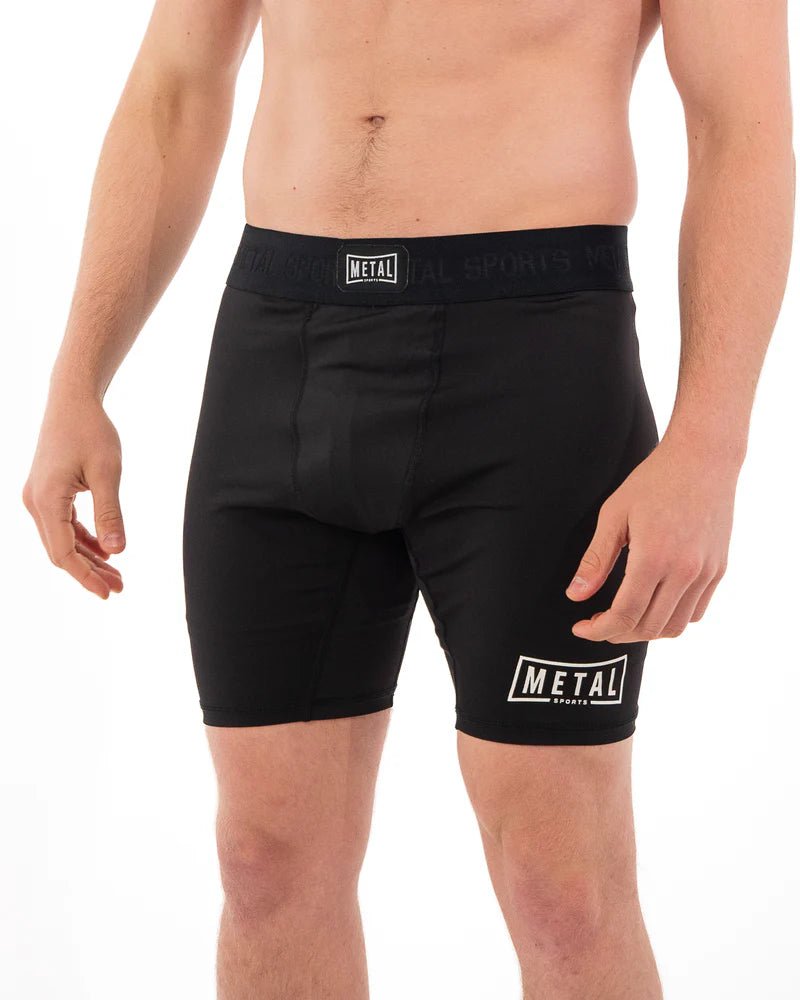 Framifrån kompressionsshorts för män Metal Boxing svart med skalficka