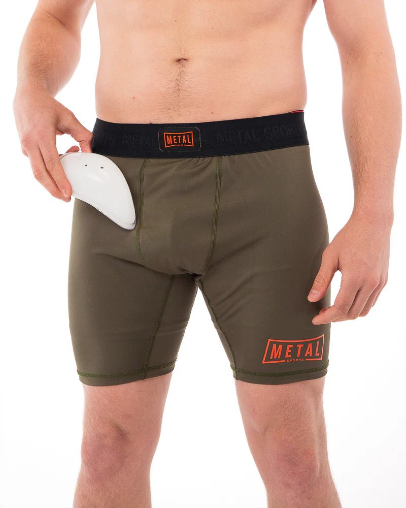 Vue de face short de compression homme Metal Boxe vert olive collection Metal Sports