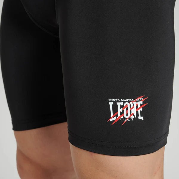 Close-up van het Leone-schrift op de pijp van de zwarte Primal Instinct-short