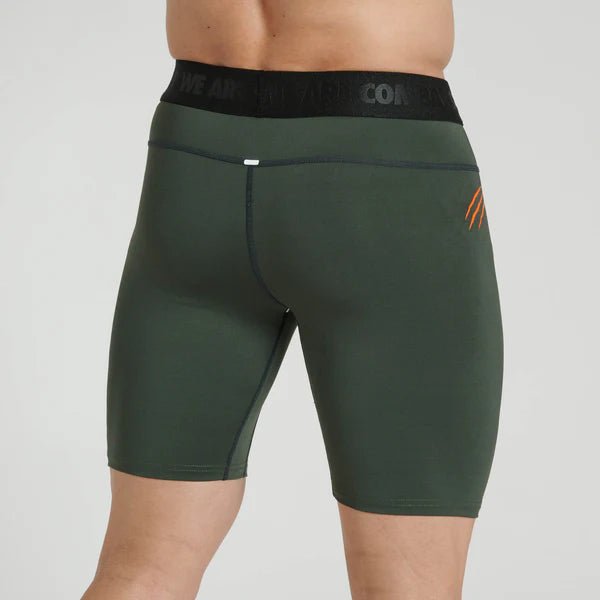 Achteraanzicht van de Leone Primal Instinct groene compressieshort