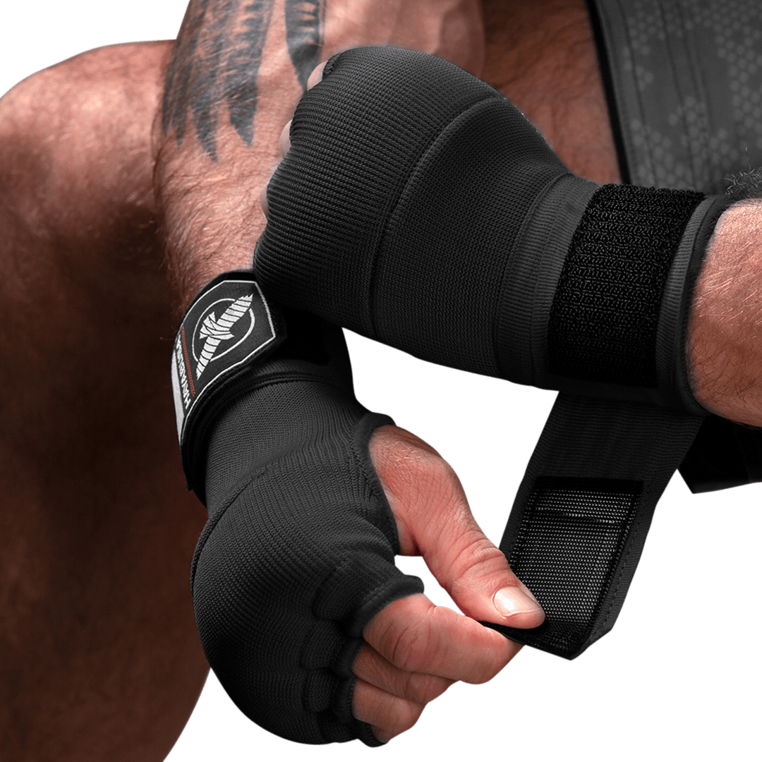 Sottoguanto Hayabusa Quick Wrap nero indossato con fascia in stile messicano distesa