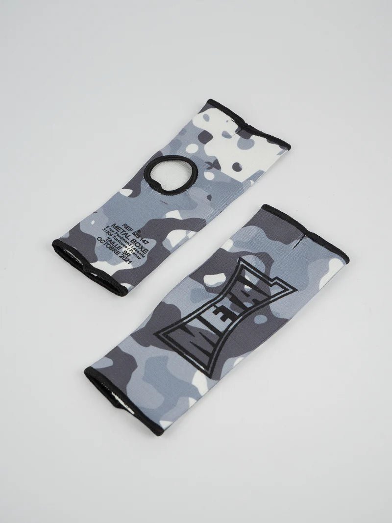 Pair of camo camouflage Metal Boxing half-finger gloves, detail of the elastic fabric