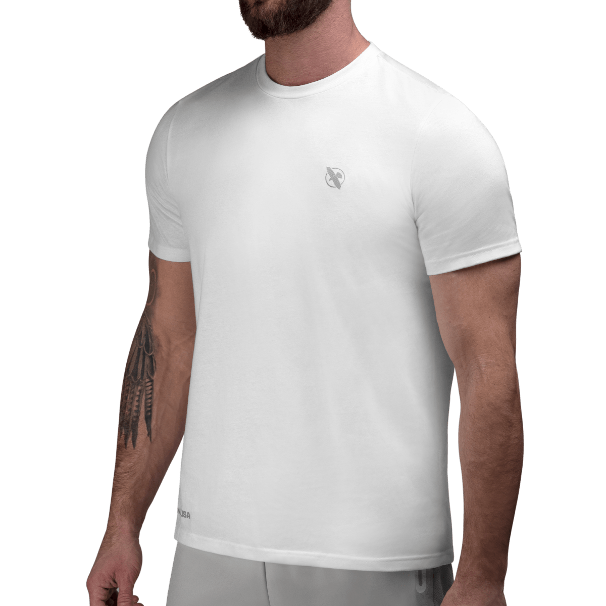 Pohled zepředu na bílé tričko Hayabusa Essential s minimalistickým logem na hrudi