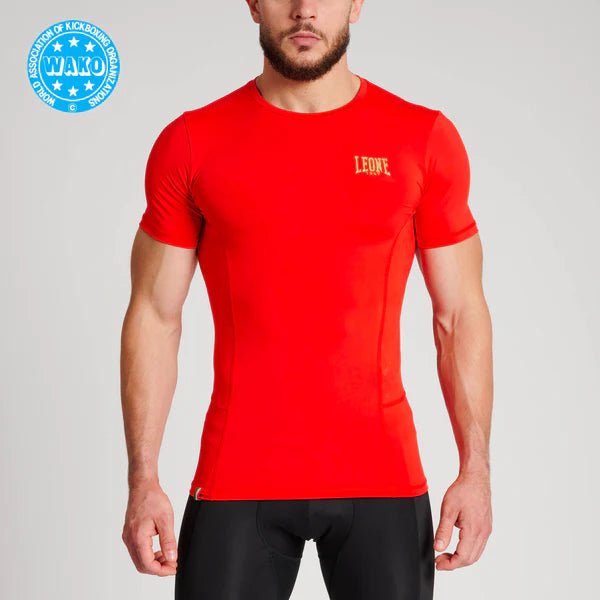 Tampilan depan kaos kompresi Leone 1947 merah untuk kompetisi resmi
