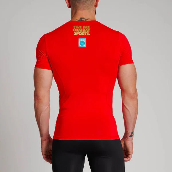 Tampak belakang kaos teknis Leone berwarna merah menunjukkan ukuran yang pas