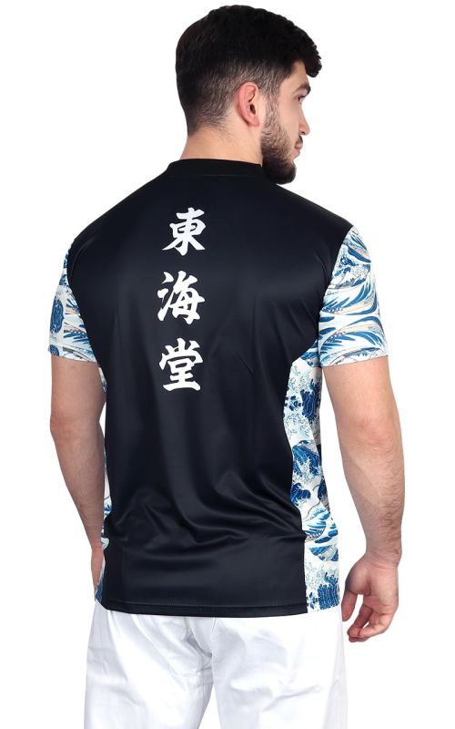 Achteraanzicht van het zwarte functionele Tokaido Tsunami-shirt, normale pasvorm