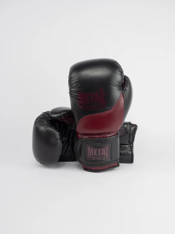 Vue de face des gants Metal Boxing Omega en cuir noir et bordeaux