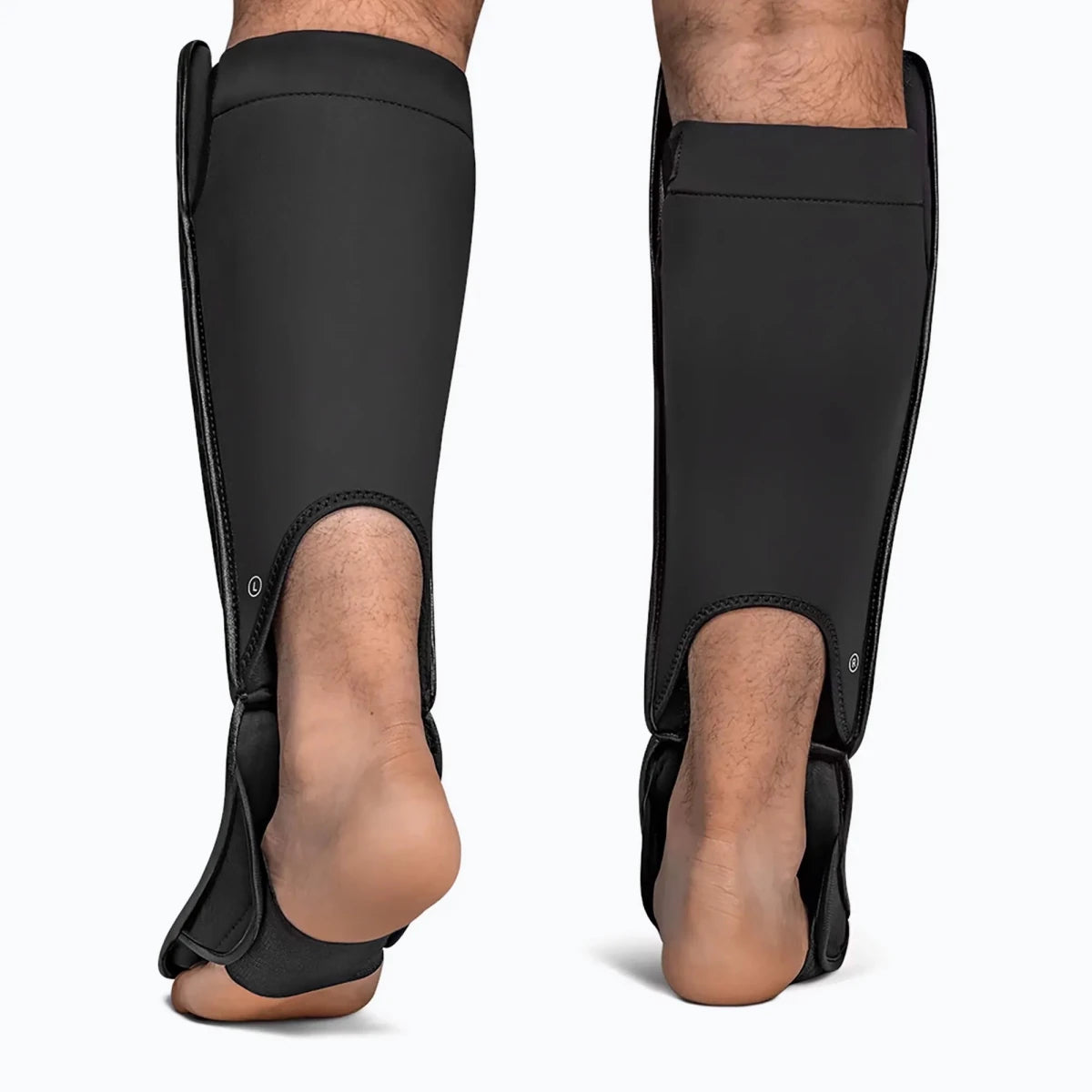 Tampak belakang sistem penguncian ergonomis pelindung tulang kering Hayabusa Full Back berwarna hitam.