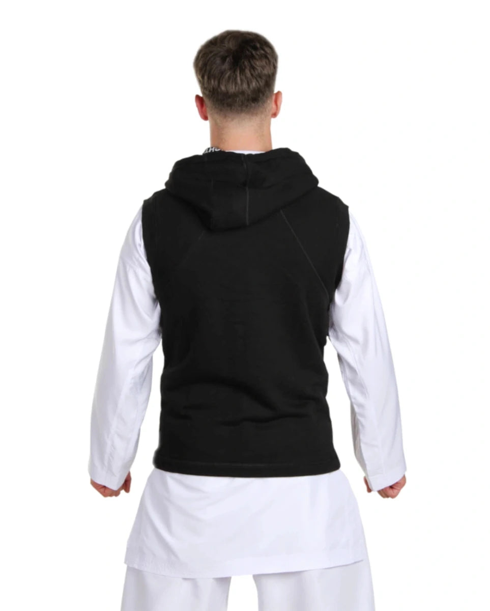 Rear view of the Itaki men's sleeveless sweatshirt, which highlights the sporty cut on the shoulders and the fit of the hood