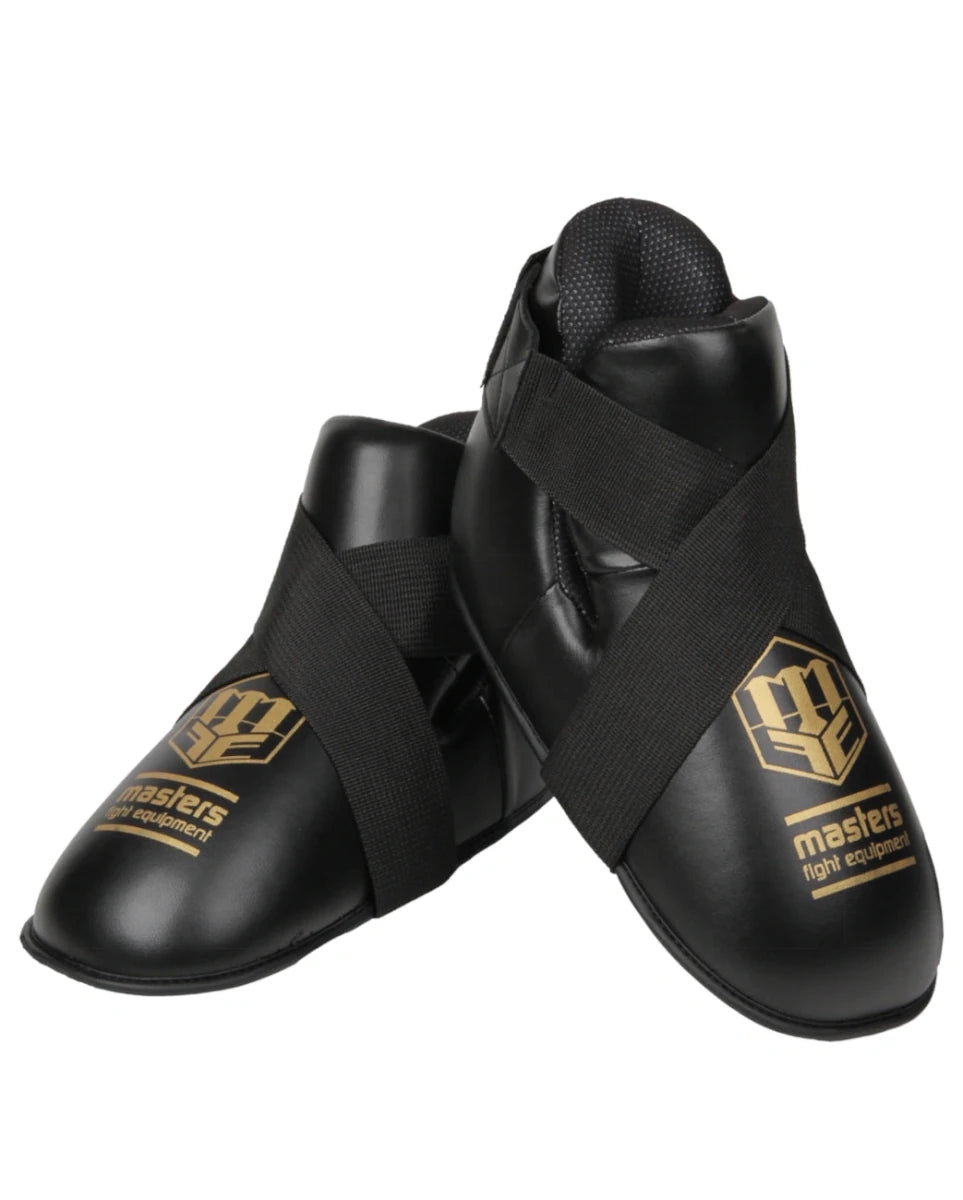 Ett par svarta skyddsstövlar för Kick Boxing Masters WAKO godkända