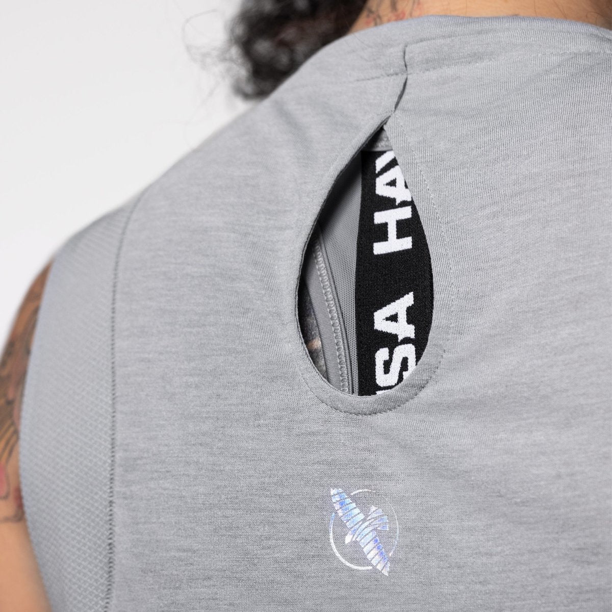 Detail close-up logo Hayabusa pada bagian belakang tank top berwarna abu-abu melange
