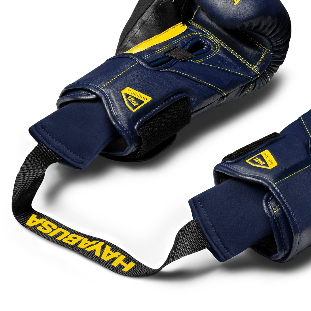 Deodorante Hayabusa blu al carbone di bambù inserito all'interno di un guantone da boxe
