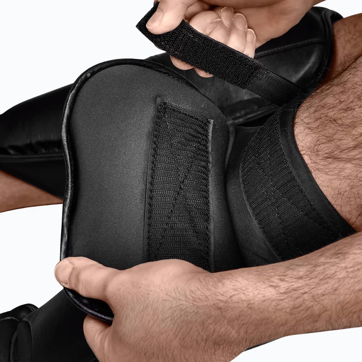 Detail kaus kaki elastis bernapas pada pelindung tulang kering Hayabusa T3 untuk stabilitas mutlak pada kaki.