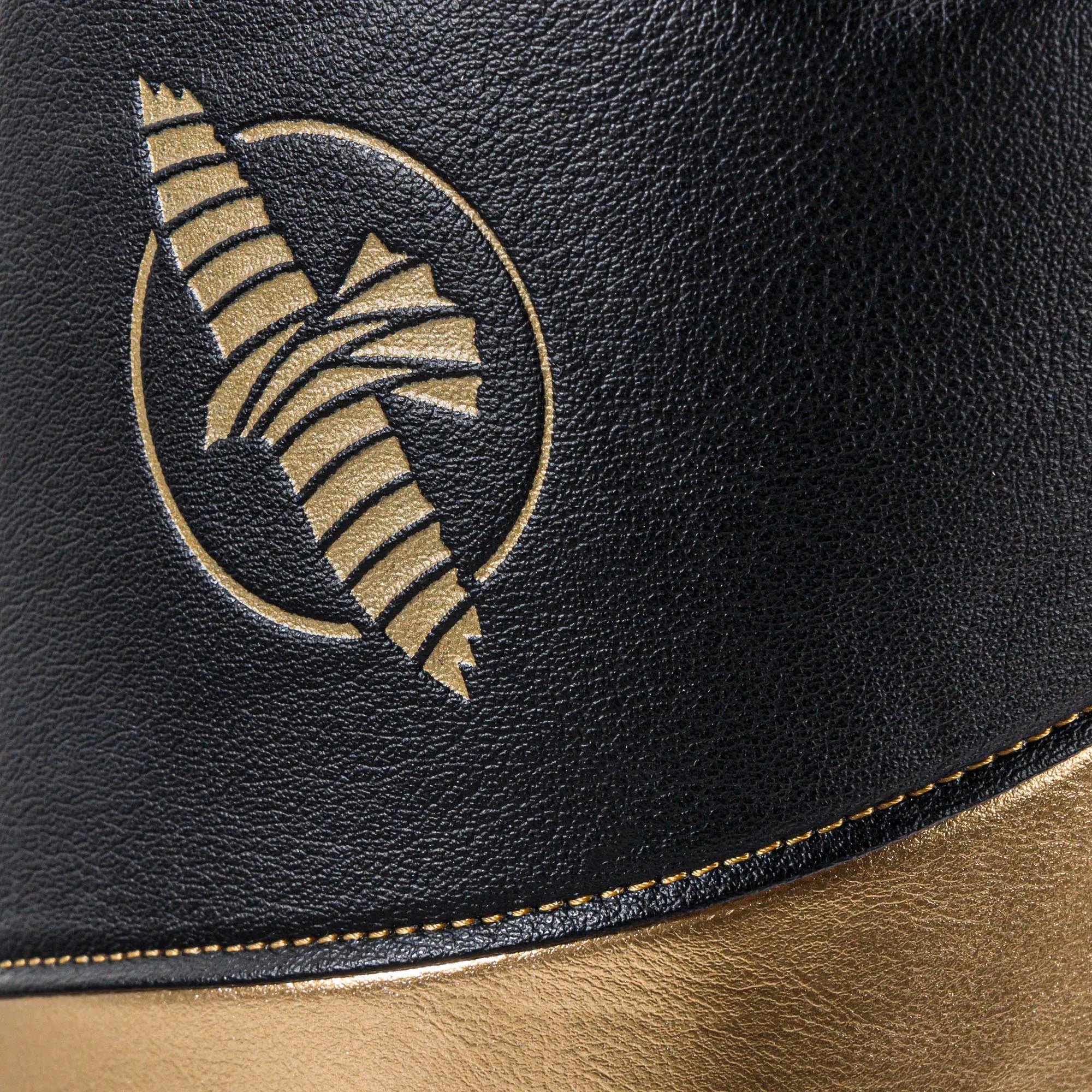 Protezione tibia e piede Hayabusa T3 Full Back nella colorazione nero e oro con schiuma anti-shock.