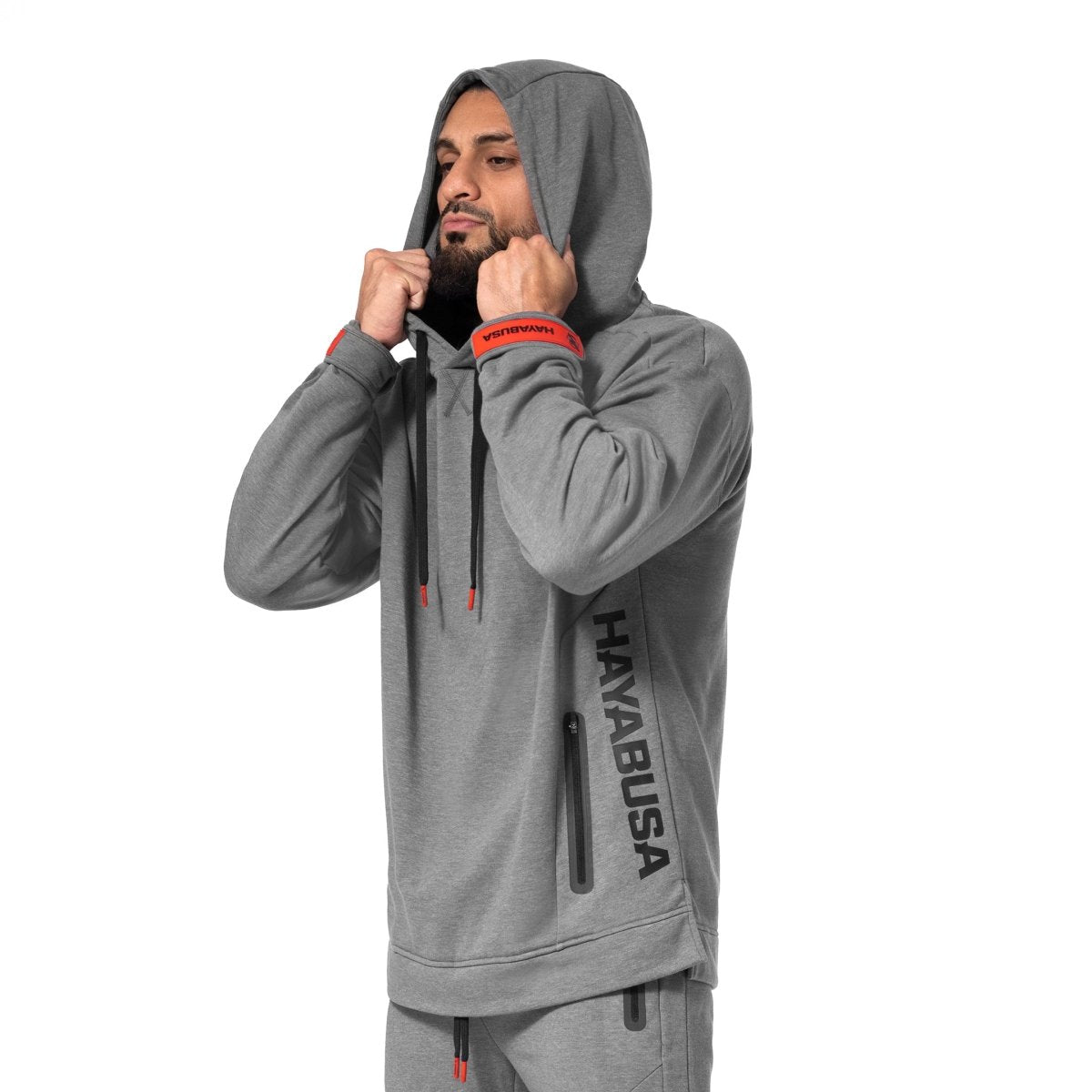 Zijaanzicht van het donkergrijze Hayabusa Midweight Pullover-sweatshirt, met nadruk op de split in de taille en de verstelbare rubberen manchet