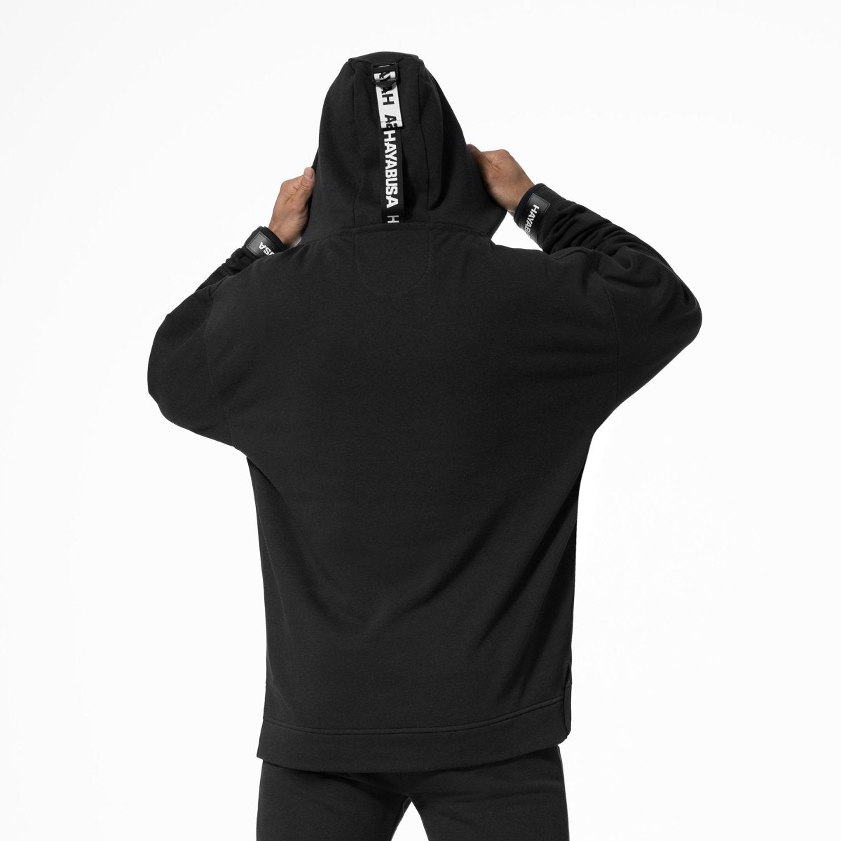 Achteraanzicht van het zwarte Hayabusa Midweight Pullover Sweatshirt, met de oversized pasvorm en strakke capuchon