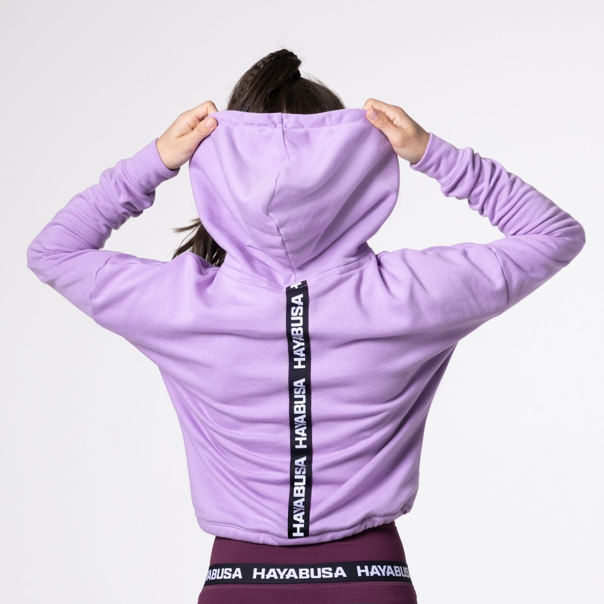 Tampak belakang hoodie berwarna pink, memperlihatkan desain tudung berlapis ganda