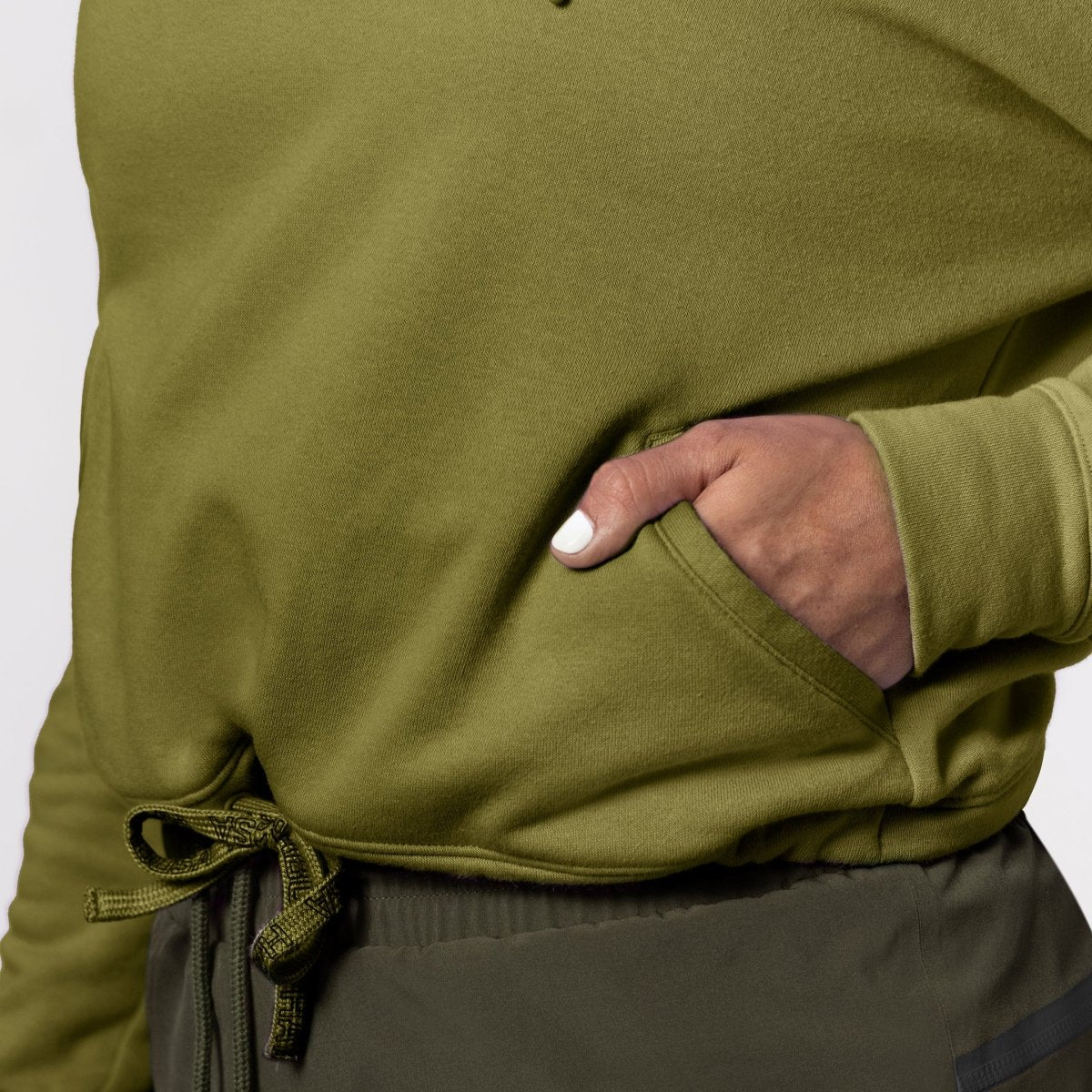 Detail saku depan pada cropped sweatshirt Hayabusa berwarna hijau zaitun