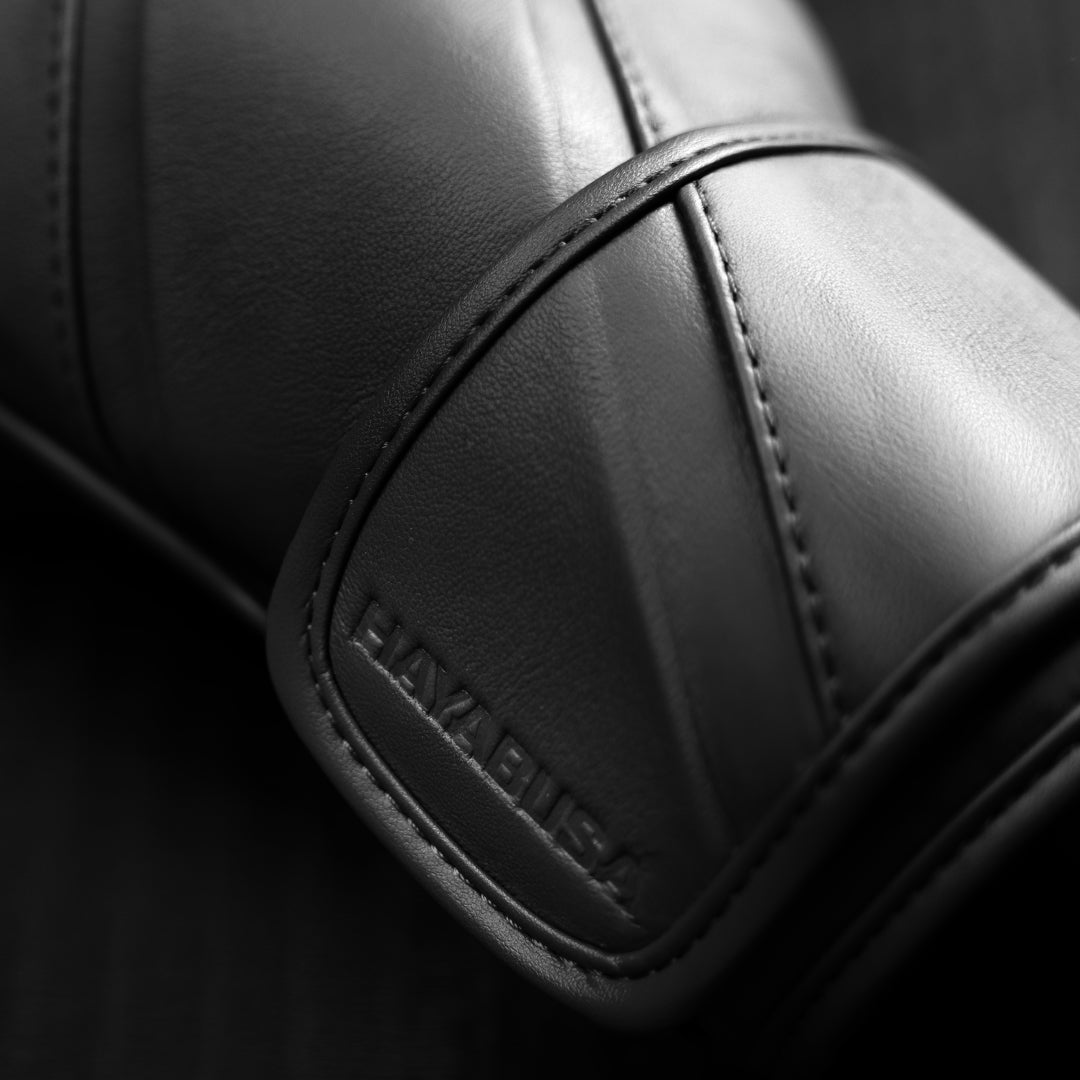 Dettaglio della chiusura a strappo elasticizzata dei guanti Hayabusa E1 neri per un fit sicuro