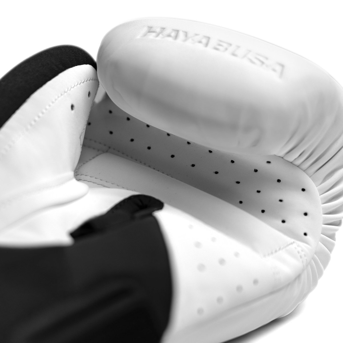 Detaliu al căptușelii și cusăturii premium a mănușilor albe Hayabusa T360