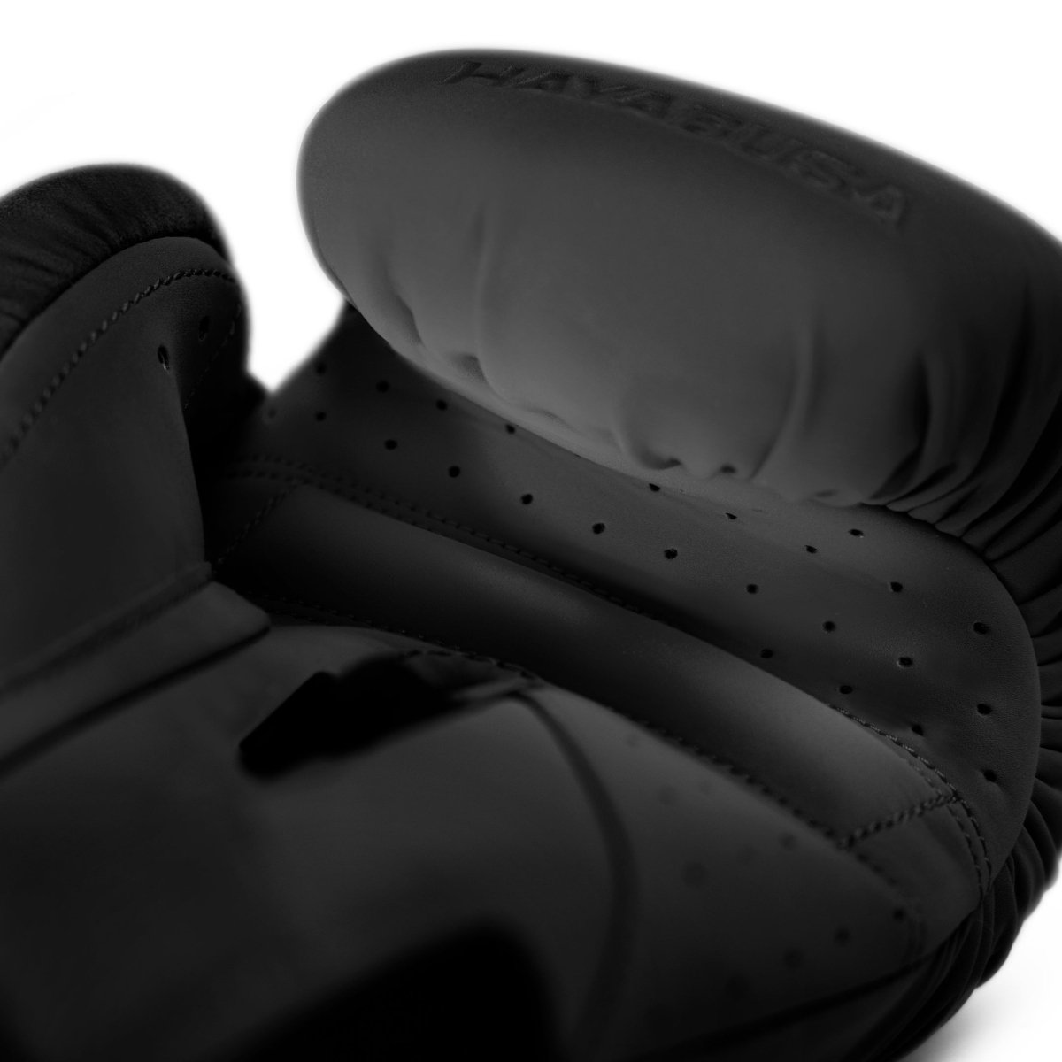 Detaliu al sistemului de închidere Dual-X pe mănușile negre de box Hayabusa T360
