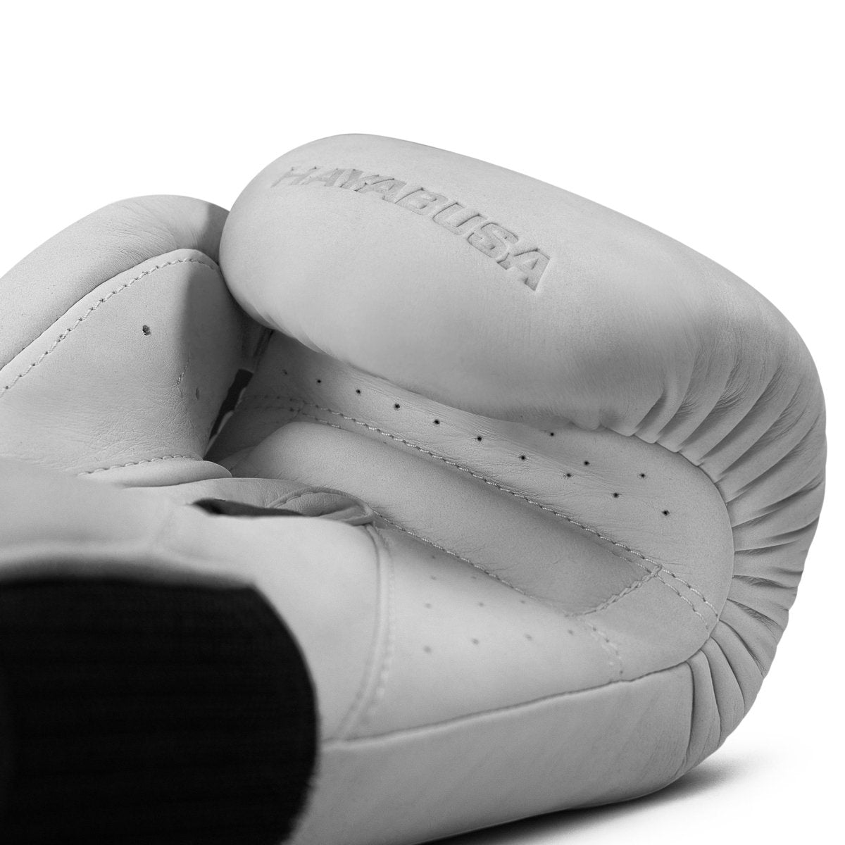 Närbild av handflatan på den vita Hayabusa T360-handsken, handgjorda ytskikt och ventilationshål