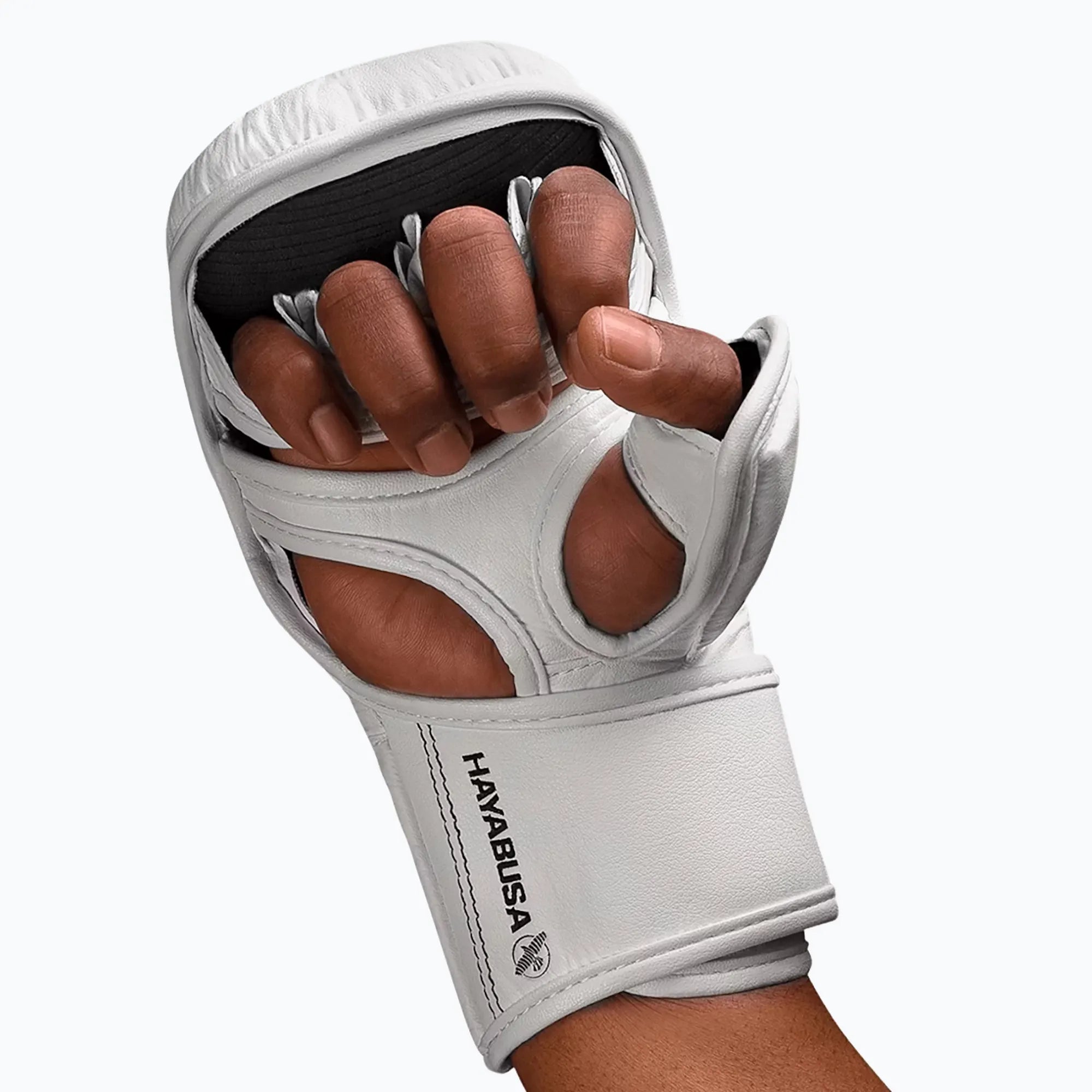 Dettaglio della doppia chiusura brevettata Dual-X sui guanti bianchi Hayabusa per prevenire infortuni al polso.
