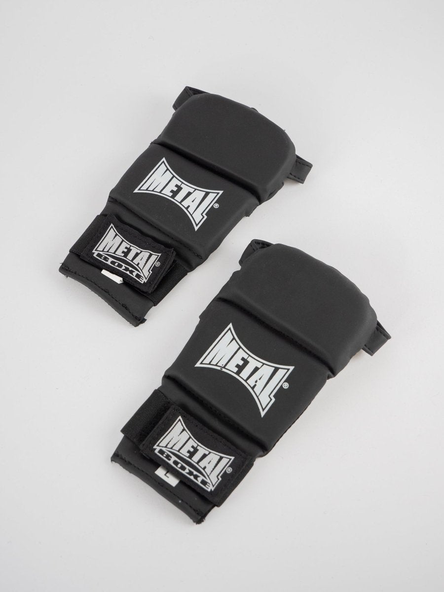 Framifrån svarta Metal Boxing Ju Jitsu-handskar i PU MAT, idealiska för att kämpa och slå