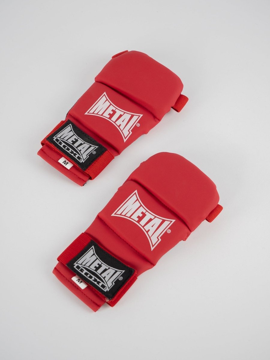 Framifrån röda Metal Boxing Ju Jitsu-handskar med öppna fingrar för att gripa och slå