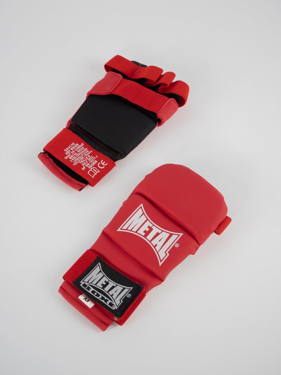 Bakifrån av röda Metal Boxing Ju Jitsu-handskar, detalj på den skyddande ryggen