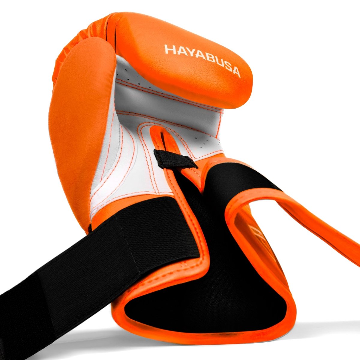 Insidan av den öppna kardborreförslutningen på de neon orange handskarna