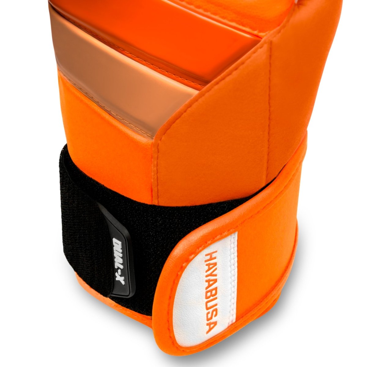 Detalj av kardborrstängningen av de orange Hayabusa T3-handskarna