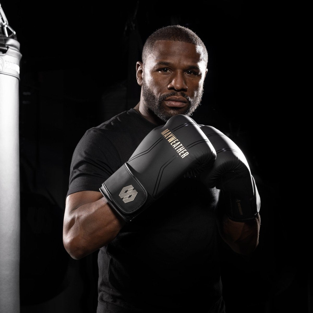 Floyd Mayweather bär de svarta och guldfärgade Hayabusa Contender-handskarna under ett professionellt träningspass