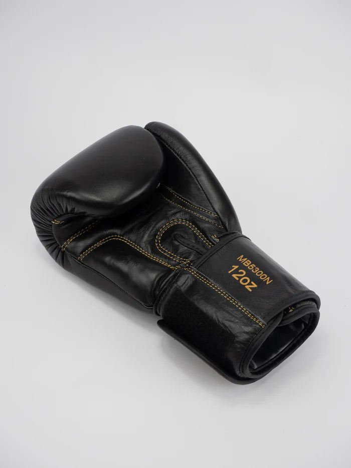 Vista del palmo dei guantoni in pelle Metal Boxe Thai Series, focus sull'ergonomia