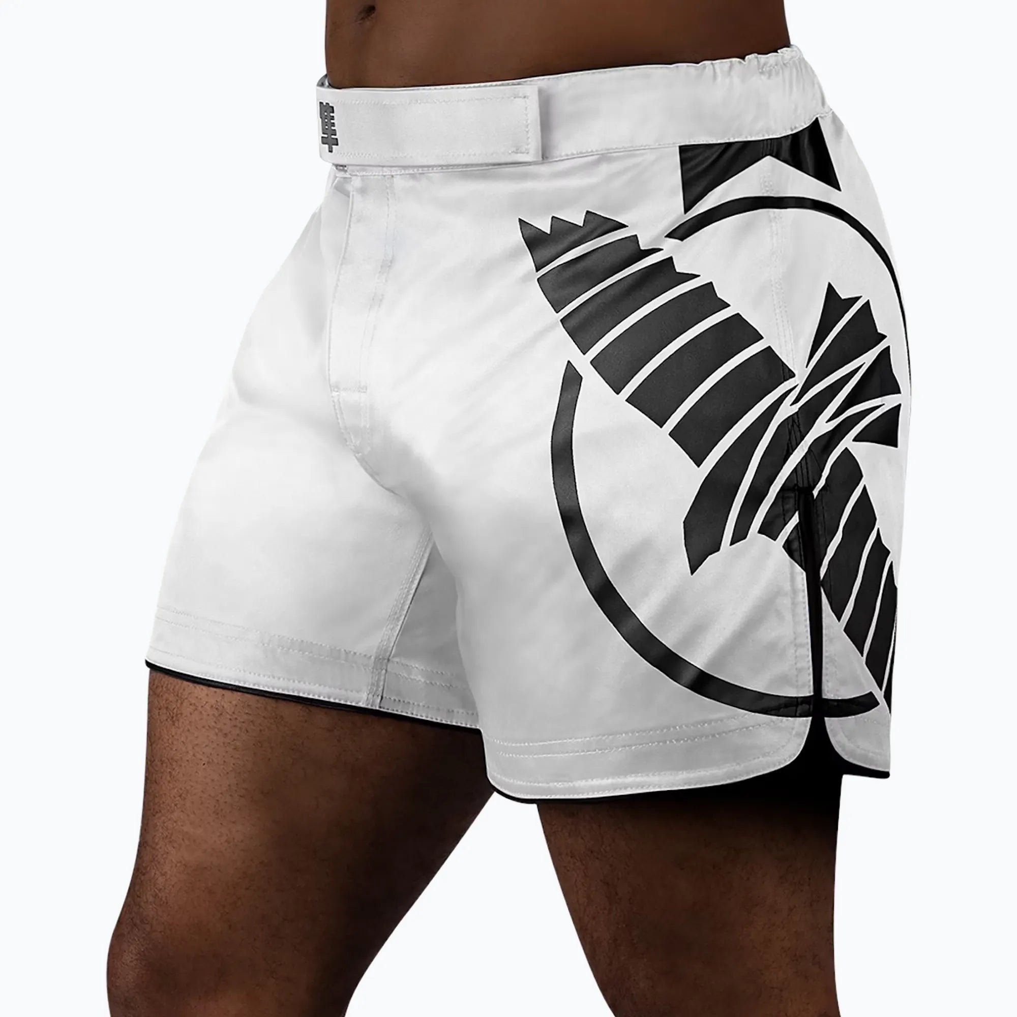 Pantaloncini MMA Hayabusa Icon Mid-Thigh bianchi design ibrido frontale.