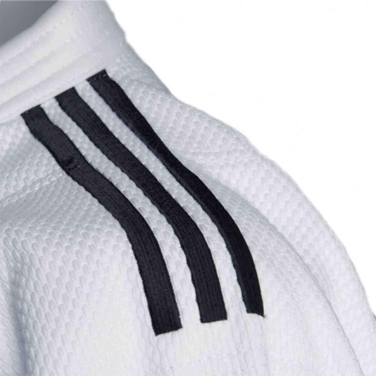Weißer IJF-zertifizierter Adidas Judogi Champion III mit schwarzen Streifen