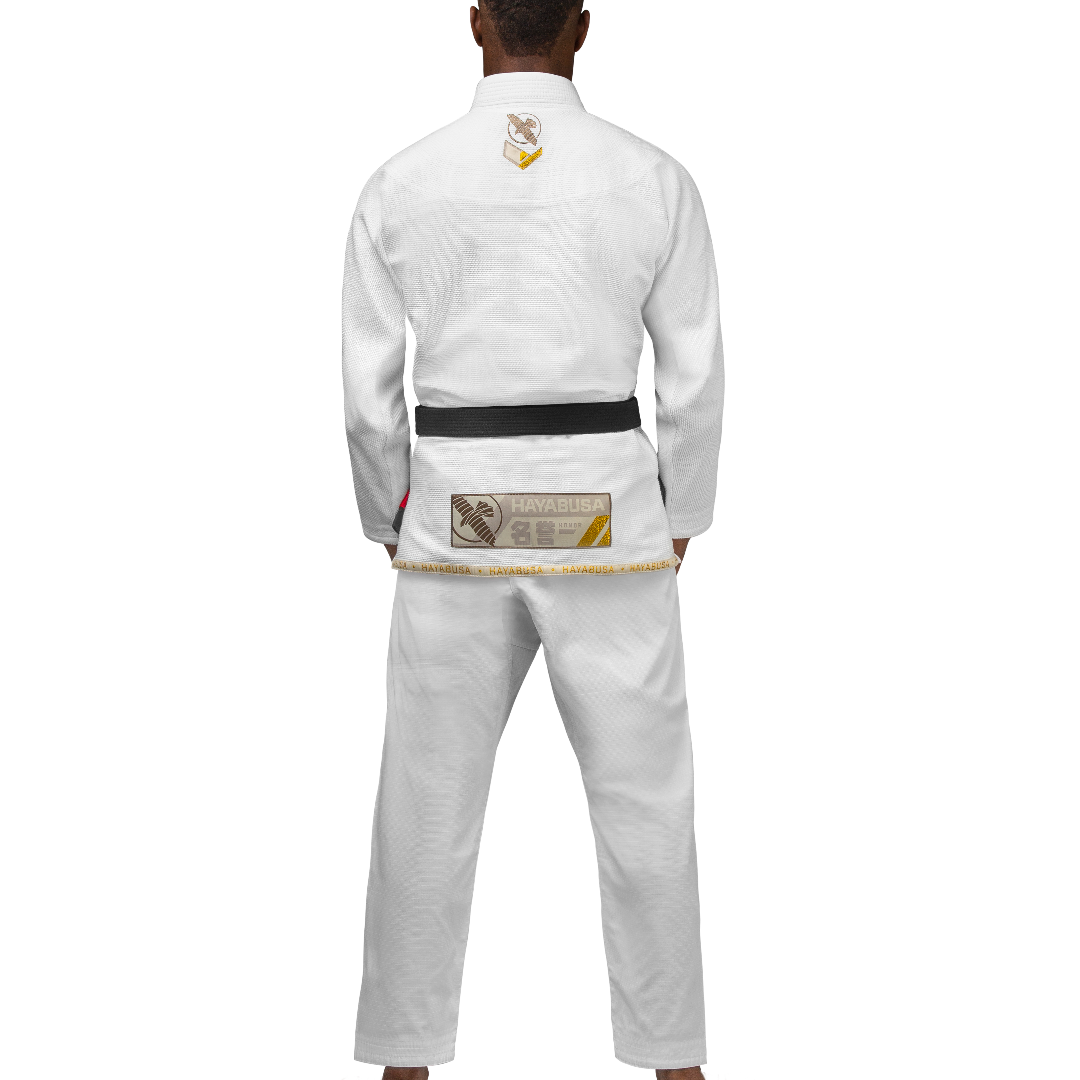 Vista posteriore del Gi Hayabusa Ascend bianco che mostra la trama pearl weave e il taglio atletico