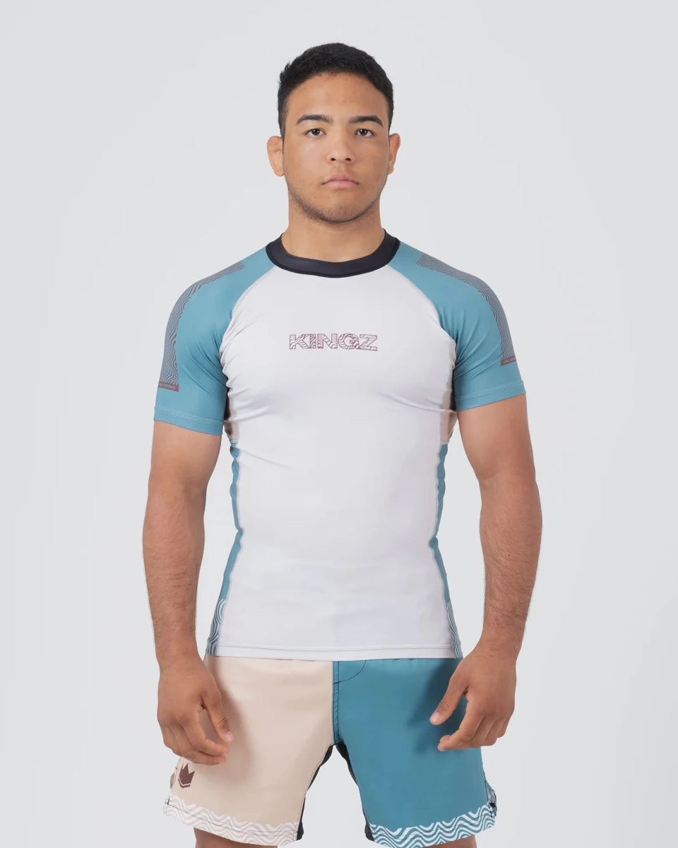 Vooraanzicht van de lichtblauwe Kingz Flow technische rashguard voor BJJ en Grappling