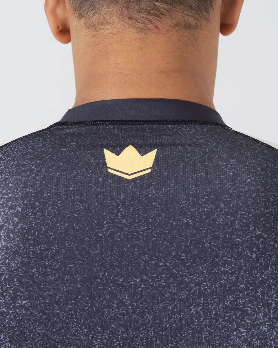 Detail van de polyester- en spandexvezels van de Kingz Galaxy rashguard