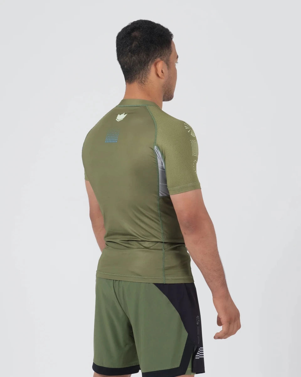 Achteraanzicht van de Kingz Trooper rashguard met volledig gesublimeerde high-definition graphics